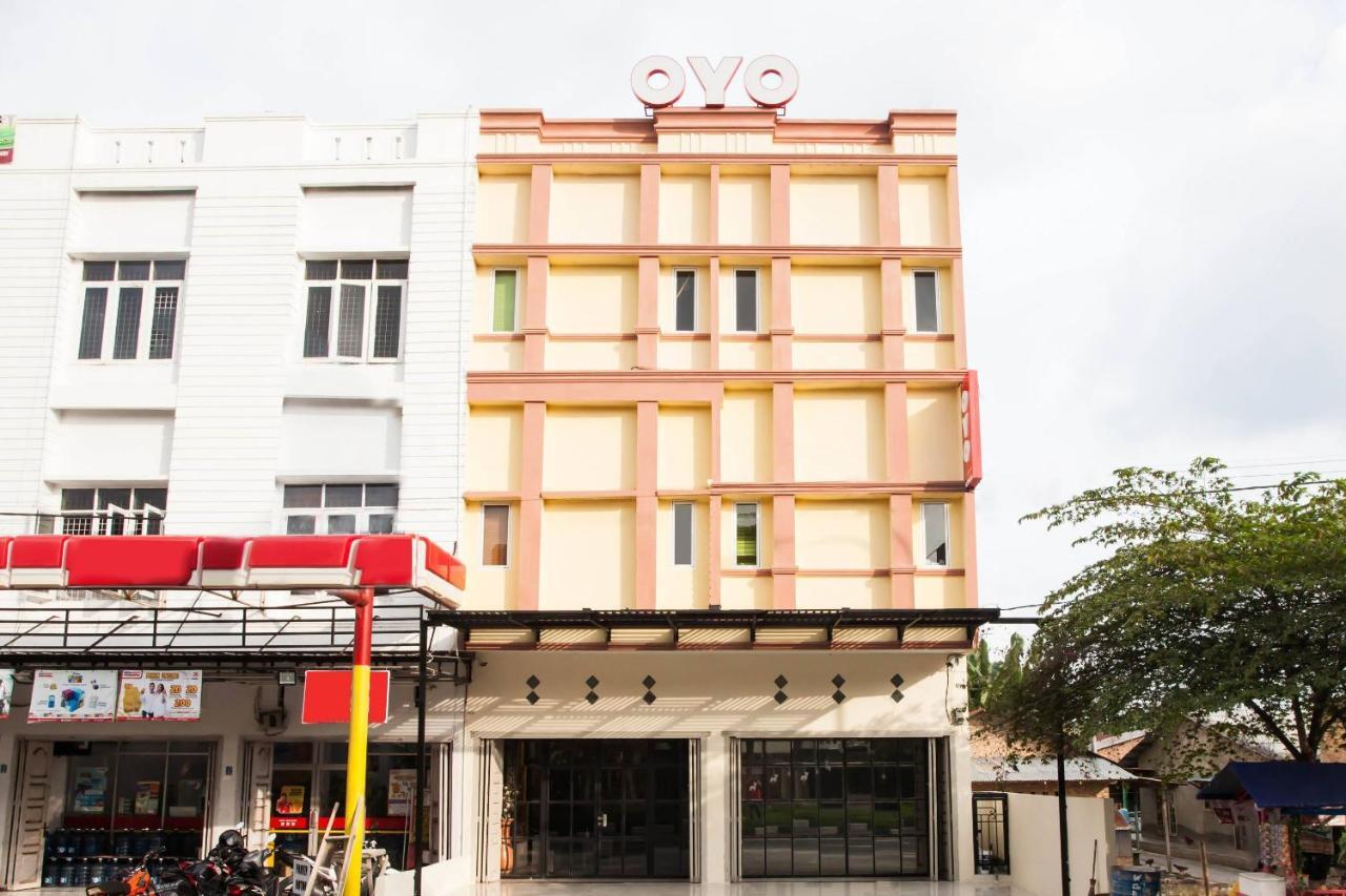 Oyo 2361 Hotel Winston Glugur Экстерьер фото